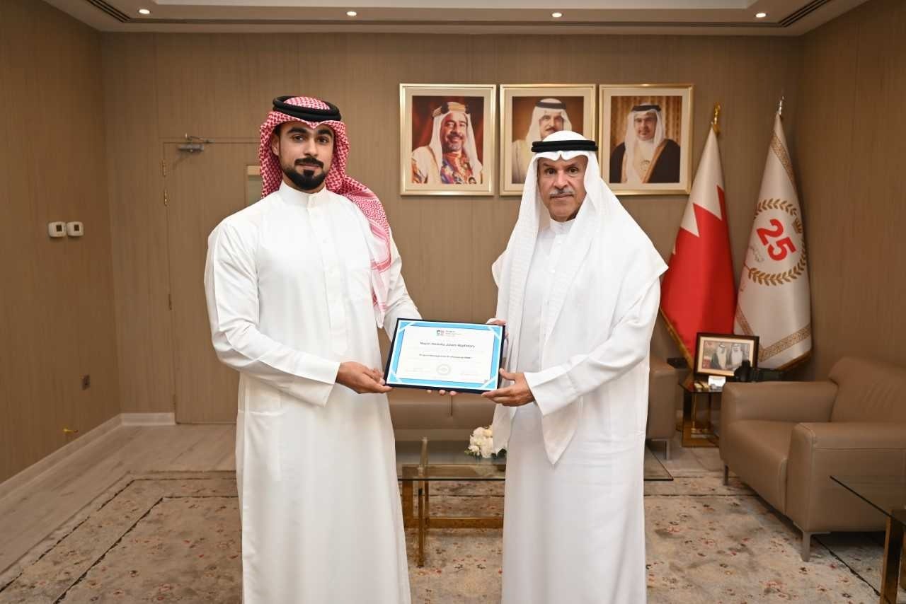 وكيل وزارة الداخلية لشئون الجنسية والجوازات والإقامة يستقبل أحد الحاصلين على شهادة احترافية في إدارة المشاريع<